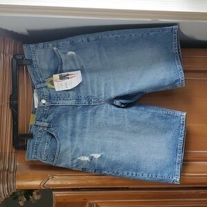 SIGNATURE LEVI'S STRAUSS, men's NWT jean shorts disstressed. 34 Flex.